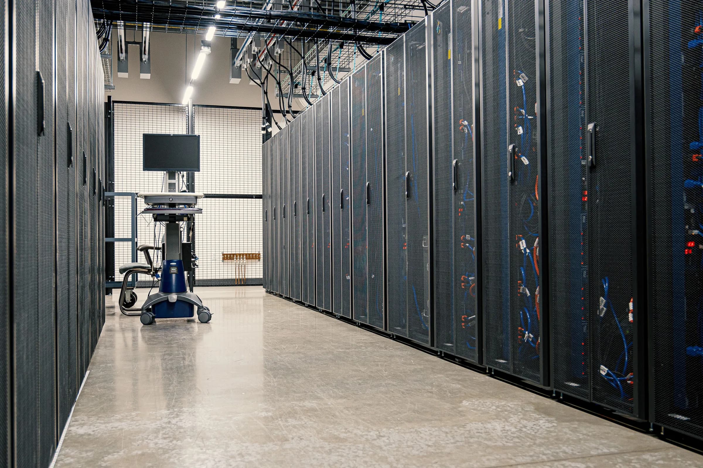 Serverreihen entlang eines Gangs im Rechenzentrum