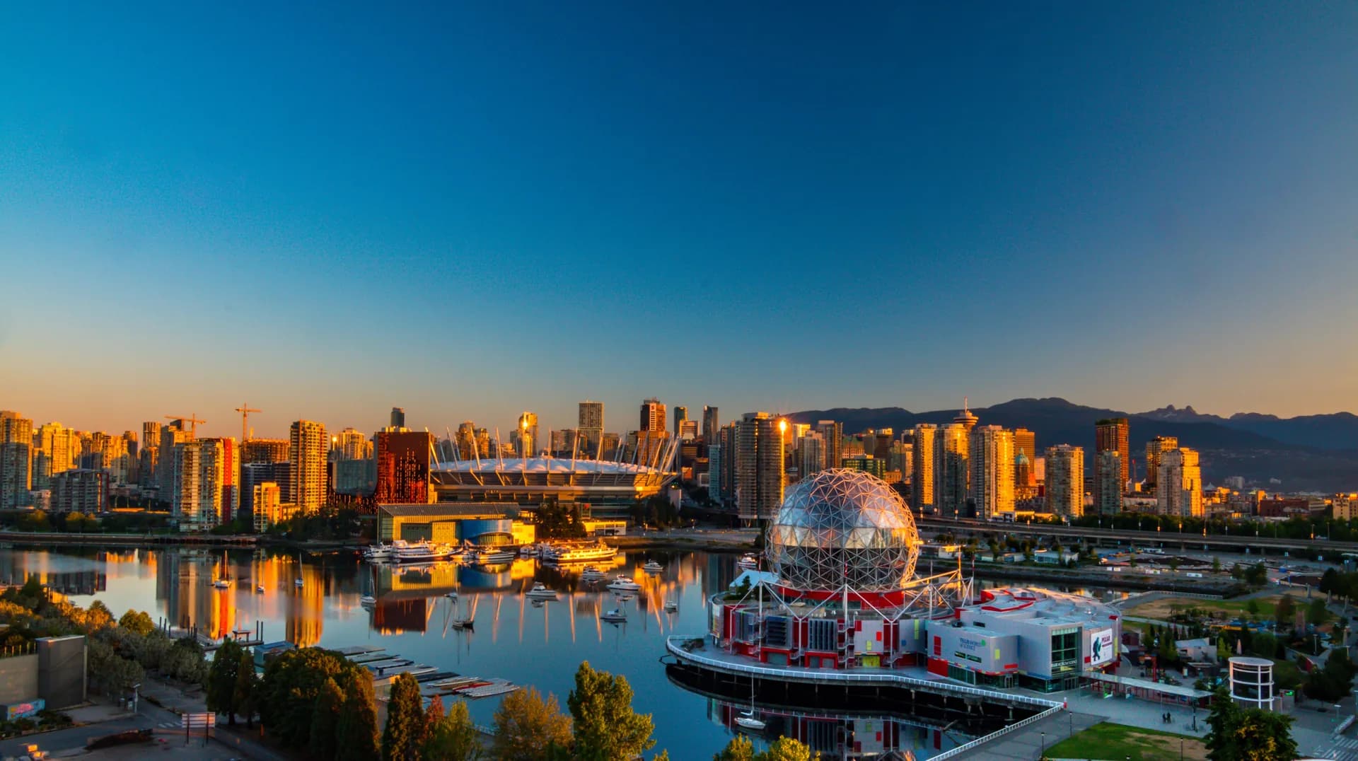 Vancouvers Skyline und False Creek bei Sonnenuntergang